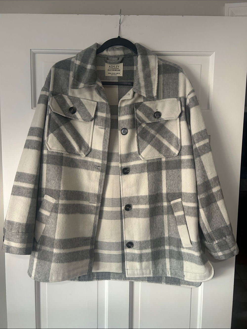 Women’s gray and cream Shacket size medium